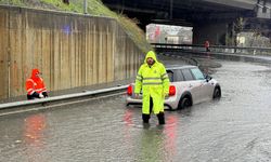 Kağıthane'de sağanak sonrası mahsur kalan araç kurtarıldı