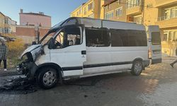 Kırklareli'nde park halindeki minibüs alev aldı