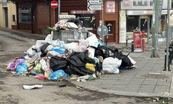 Temizlik işçileri eylem sonrası çöplerin toplanmaması nedeniyle tepki çekti