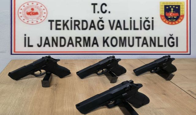 Durdurulan otomobildeki herkesin belinden tabanca çıktı