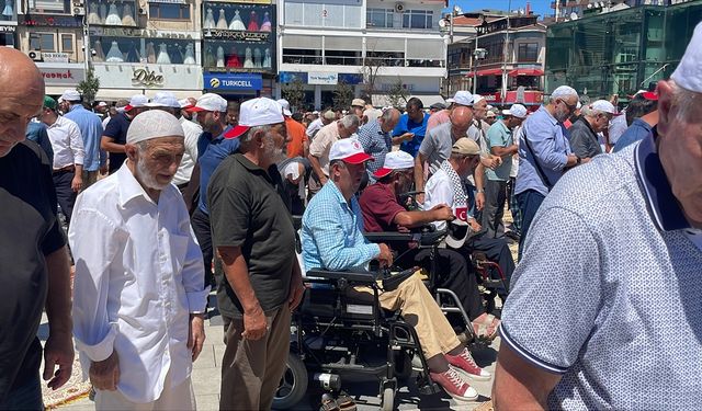 Camilerde Heniyye için gıyabi cenaze namazı kılındı