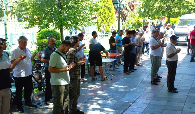 Heniyye için gıyabi cenaze namazı kılındı