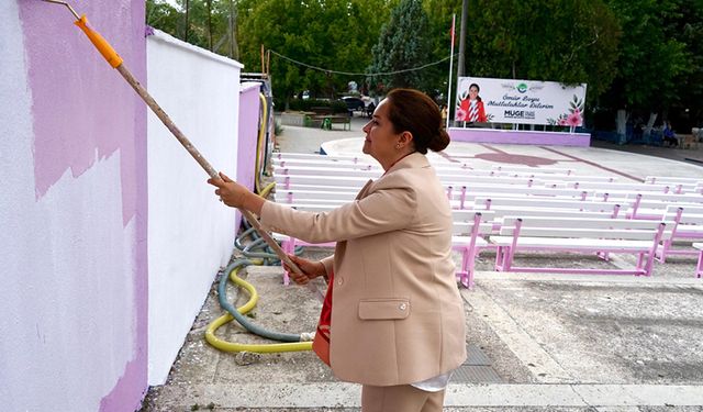 Başkan Topak, yenilenen düğün salonunu kendi elleriyle boyadı