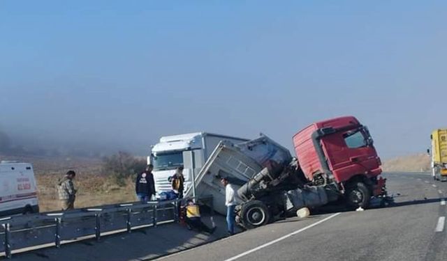 Kontrolden çıkan tır bariyerlere çarptı