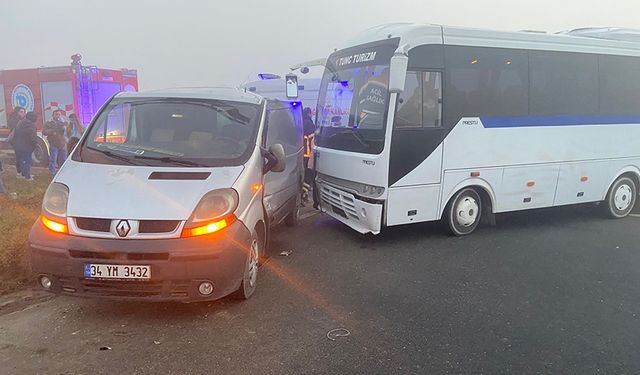 Sisin etkili olduğu yolda midibüs ile panelvanın çarpıştı: 4 yaralı!