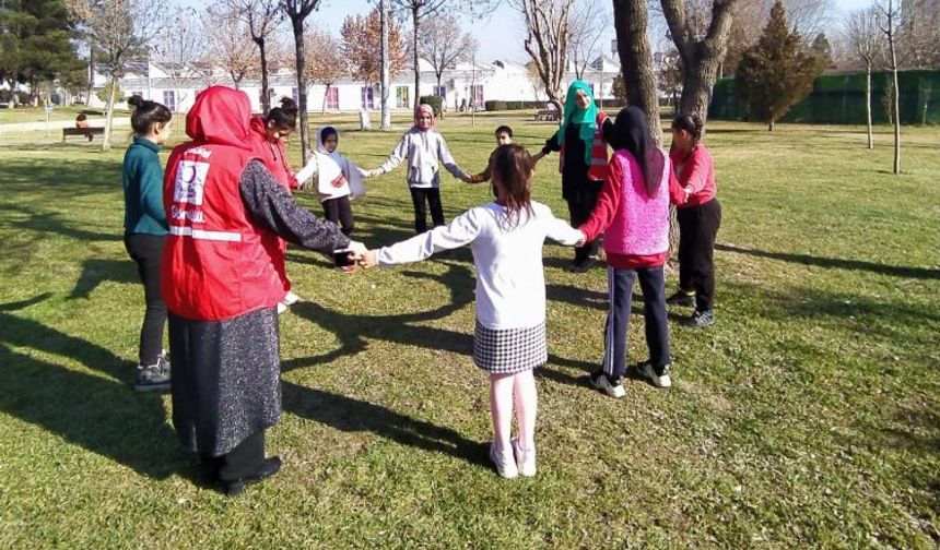 Türk Kızılay depremzede çocukların yanında