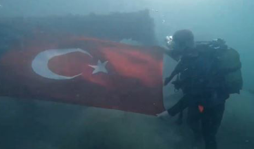 Şarköy’de 18 metre derinlikte Türk Bayrağı açıldı