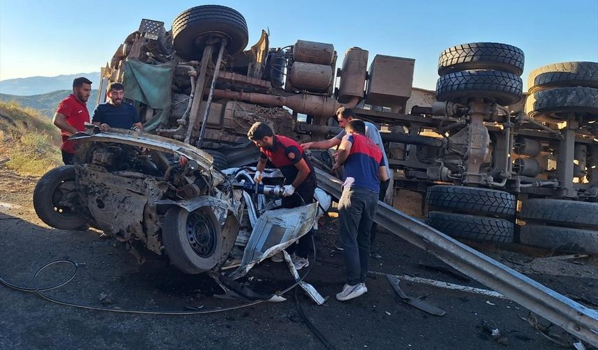 Kamyon ile otomobilin çarpışması sonucu 3 kişi yaralandı