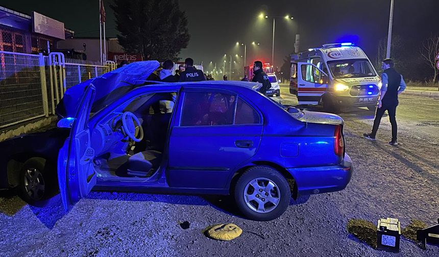 Feci kaza: Bariyere çarpan otomobildeki 5 kişi yaralandı!