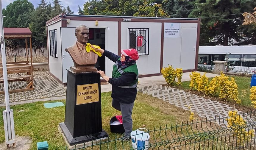 10 Kasım öncesi anlamlı çalışma: Atatürk heykel ve büstlerinde temizlik yapıldı