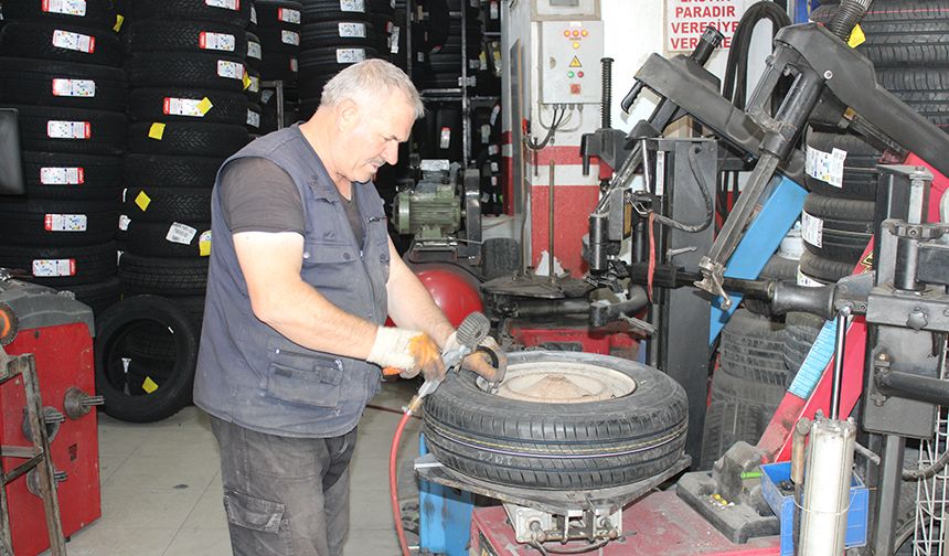 Çerkezköy’de lastikçilerin kış lastiği yoğunluğu başladı: Fiyatlar 2 bin TL’den başlıyor!