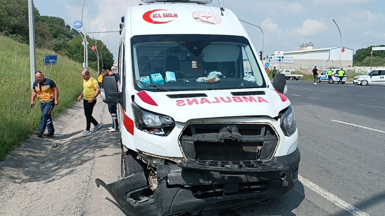 (m)Ambulansla hafif ticari araç çarpıştı (3)