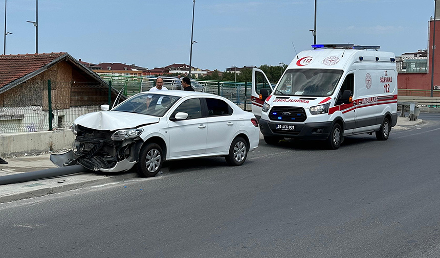 Otomobil Aydınlatma Direğine Çarpt2