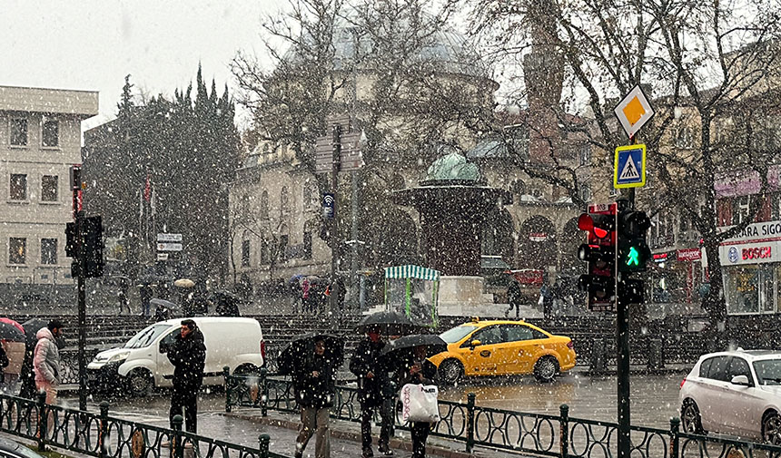 Bursa'da Mevsimin İlk Kar Yağışı Başladı