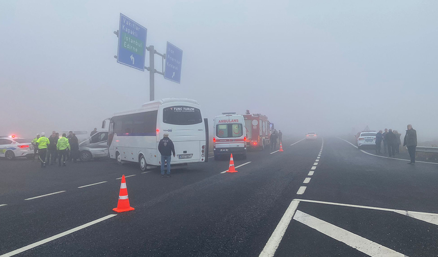 Sisin Etkili Olduğu Yolda Midibüs Ile Panelvanın Çarpıştıı 4 Yaralı!